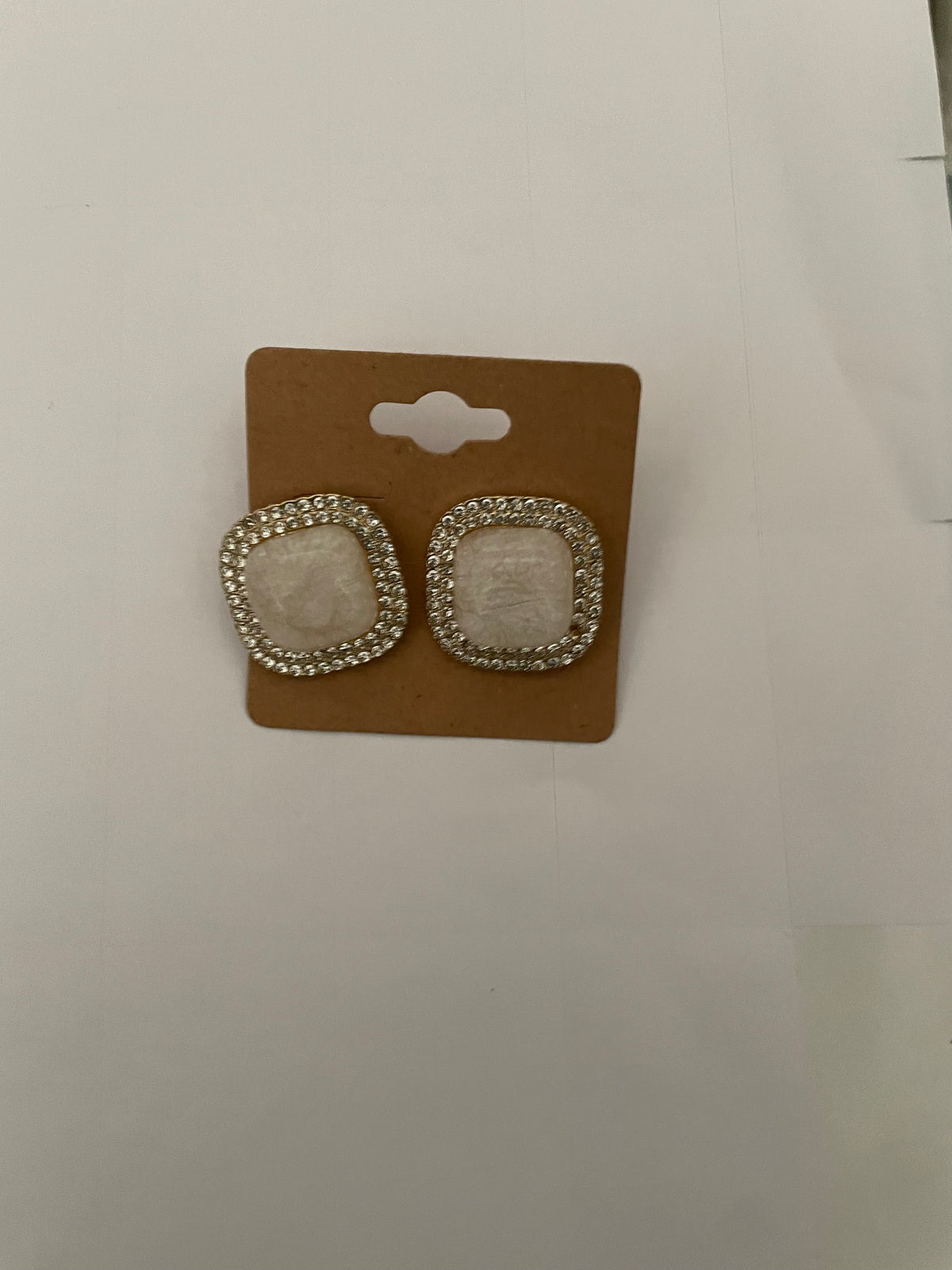 bEIGE DIAMOND SQUARE EARRINGS